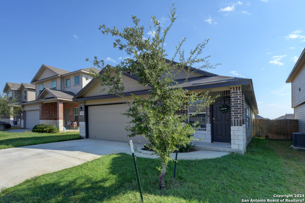 197 Middle Green Loop Floresville TX 78114