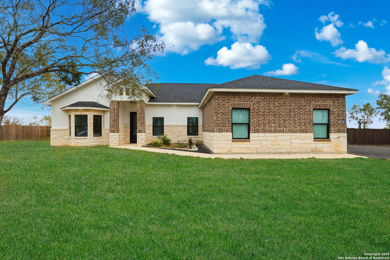 128 Hidden Ranch Court Floresville TX 78114