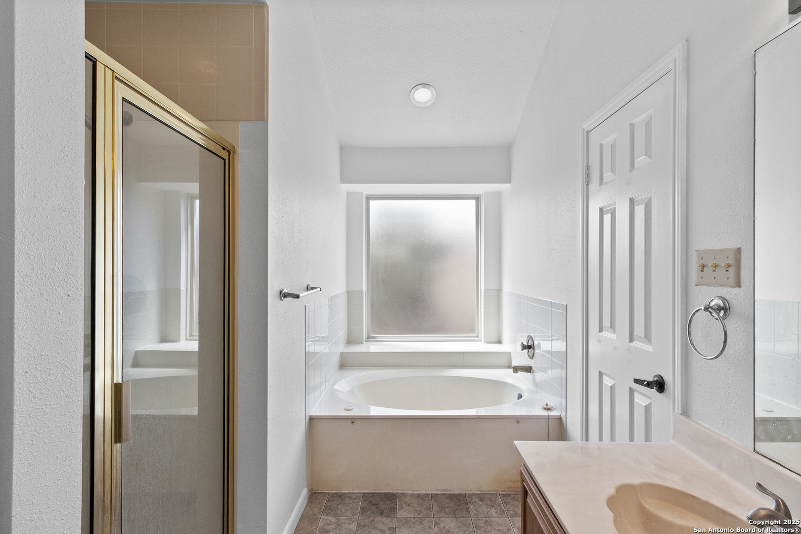 25002 Silverstone San Antonio TX 78258