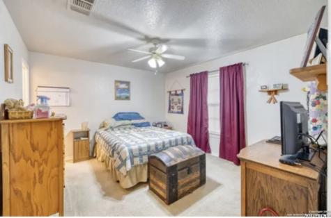 622 S Oak Pearsall TX 78061