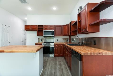 8611 Key Windy Way Converse TX 78109
