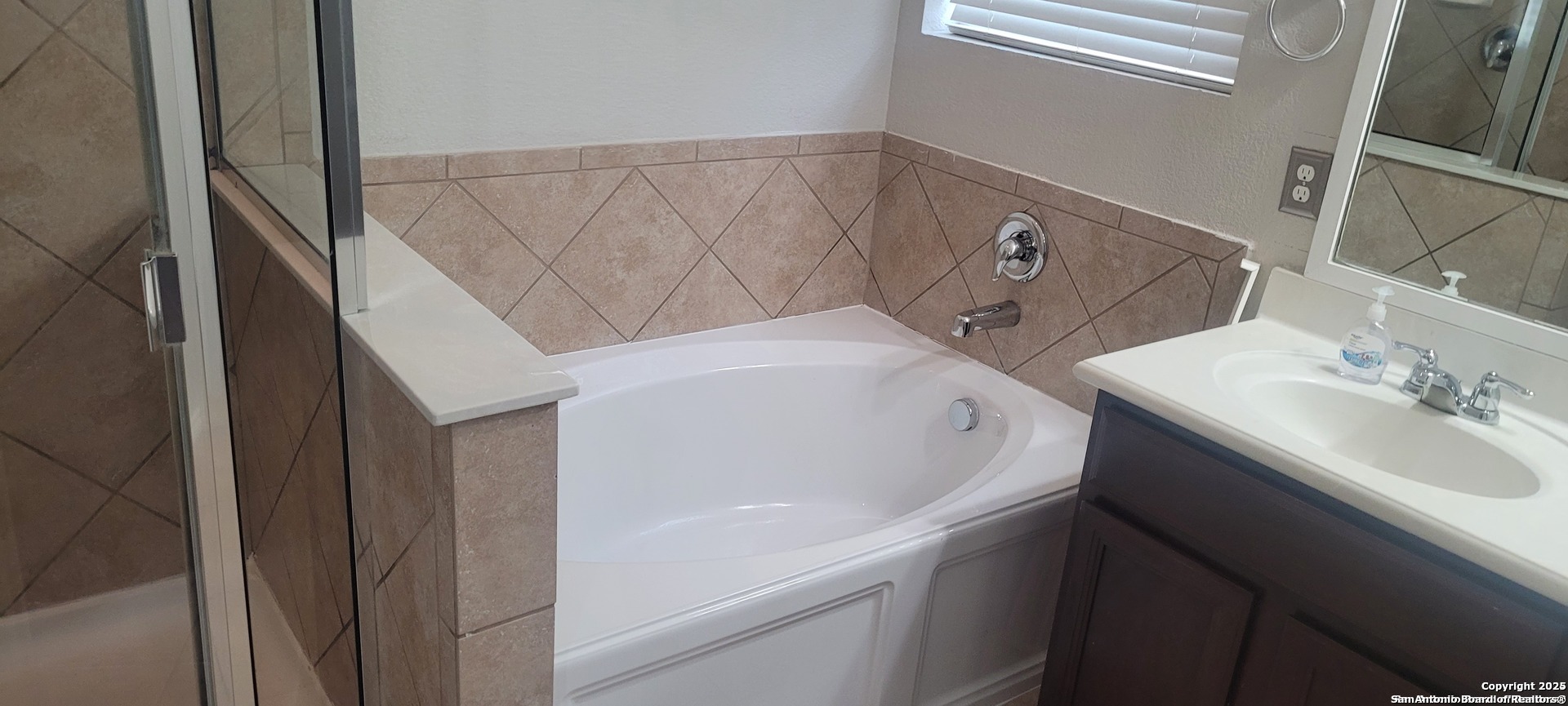 225 Country Vale Cibolo TX 78108