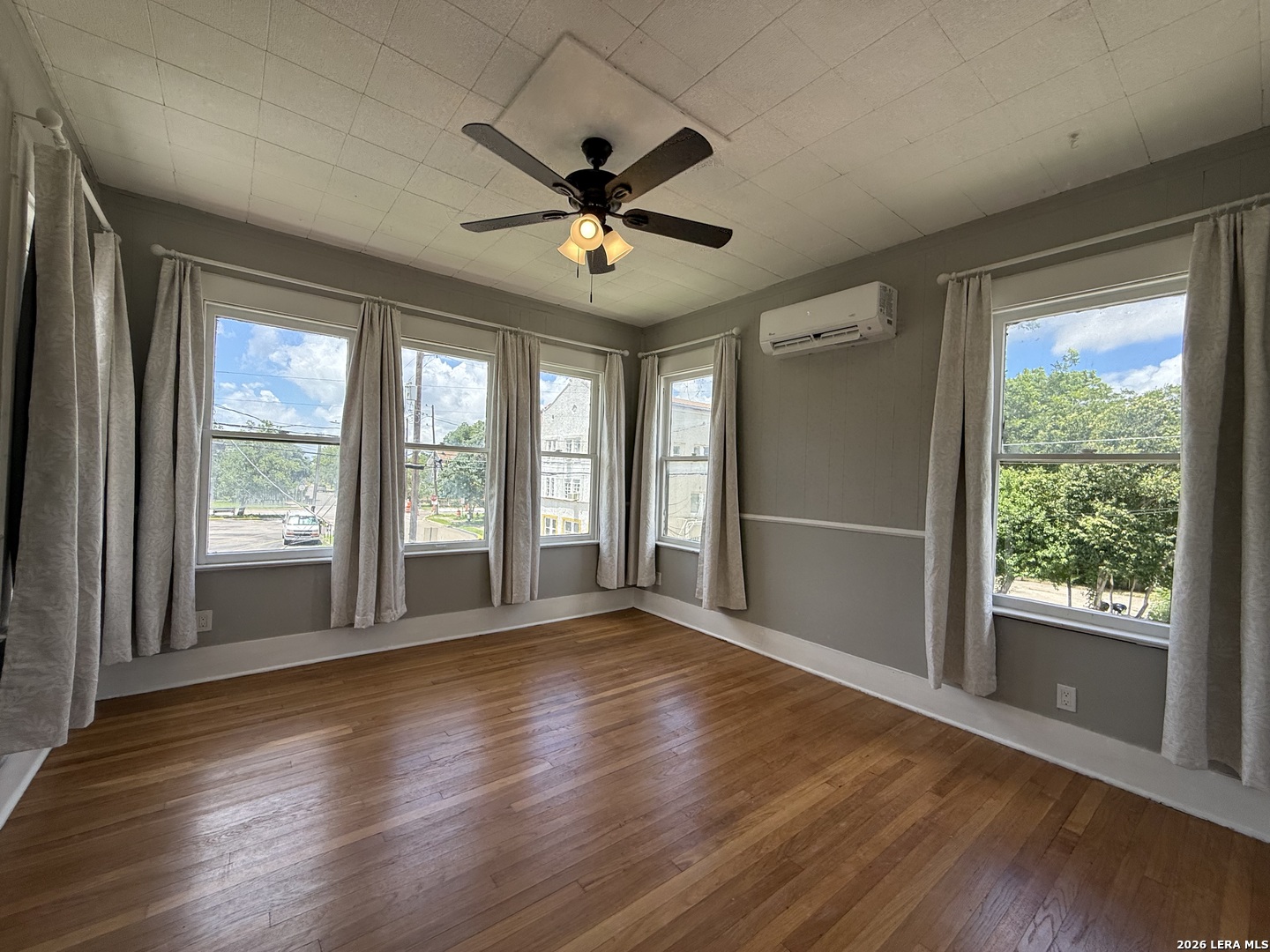 1044 W Mistletoe Avenue San Antonio TX 78201