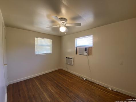 204 Campbell Jourdanton TX 78026