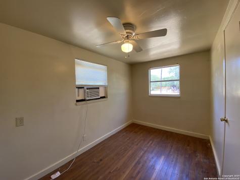 204 Campbell Jourdanton TX 78026