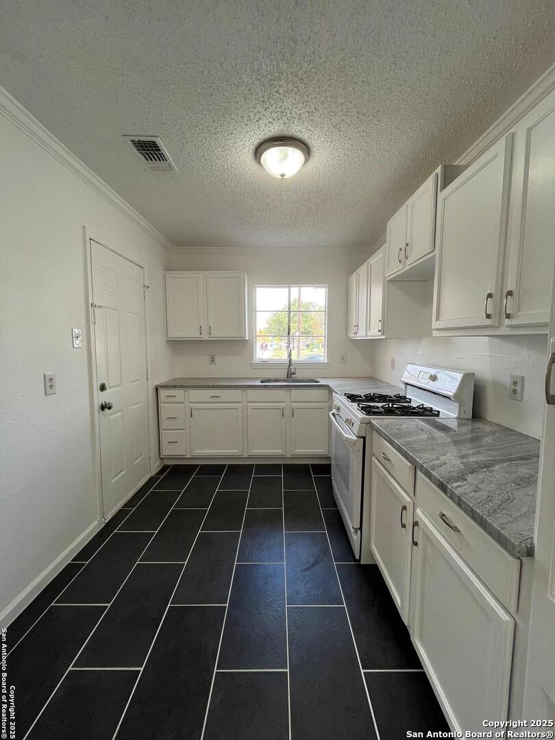 1134 W Thoraine San Antonio TX 78201