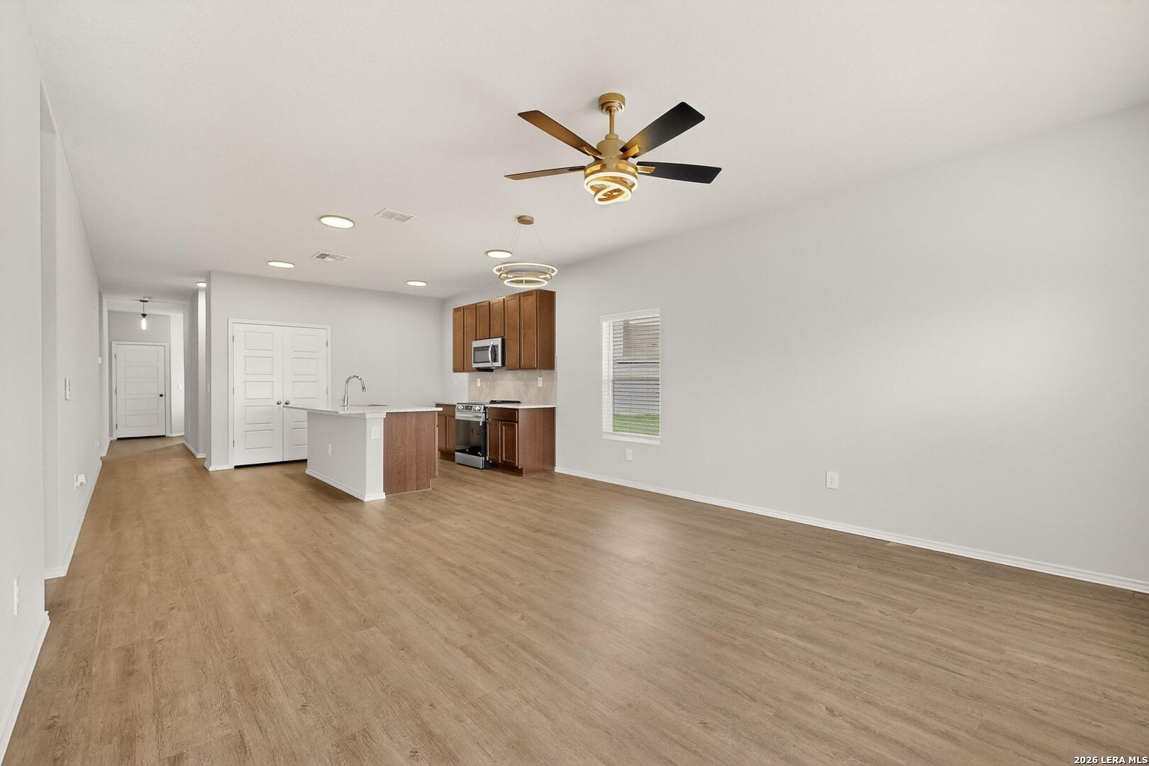 3038 Laguna Cliffs Converse TX 78109