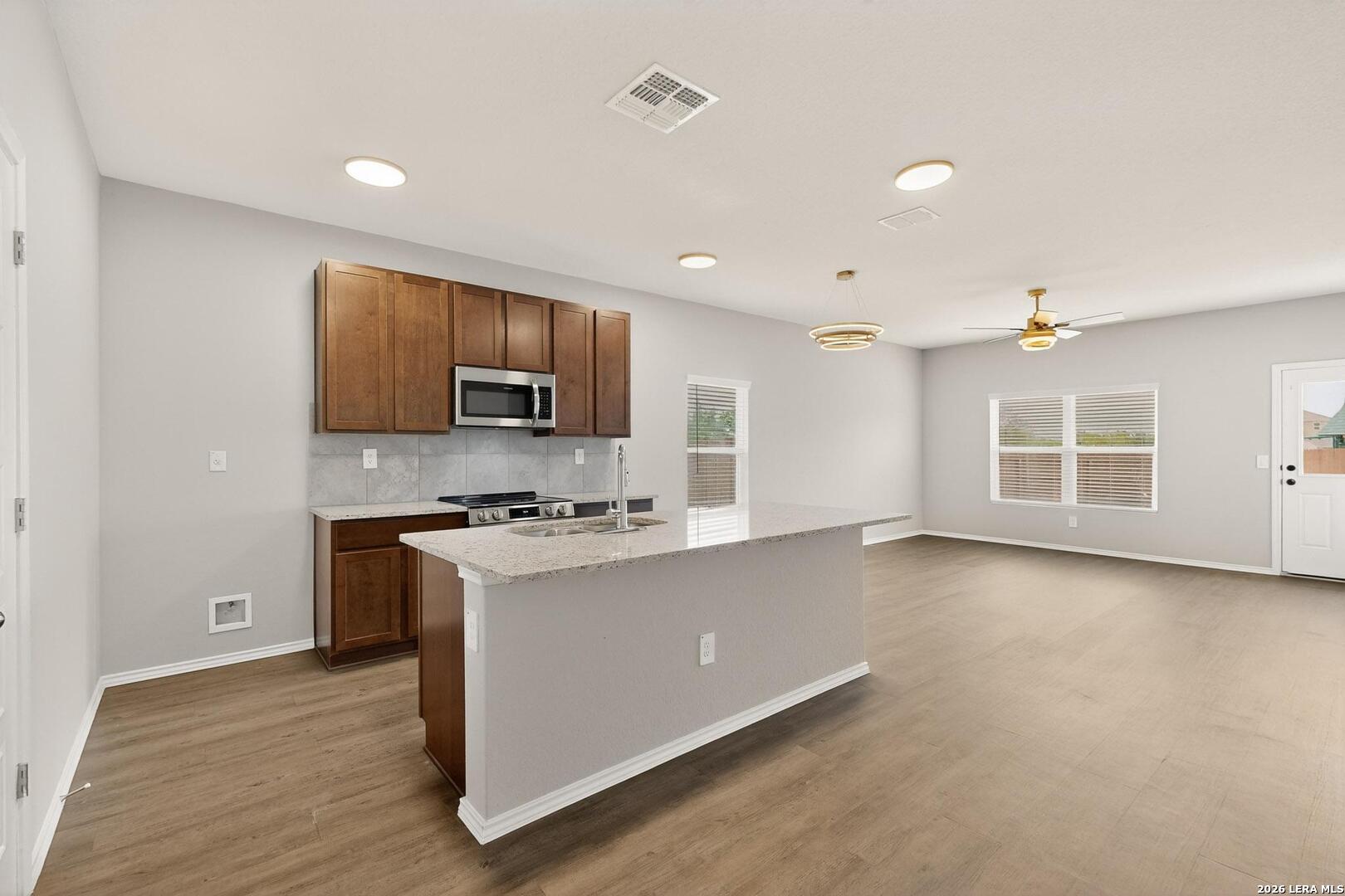 3038 Laguna Cliffs Converse TX 78109