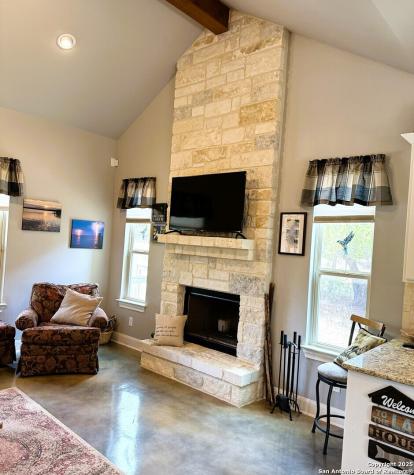 186 Lakeview Road Lakehills TX 78063