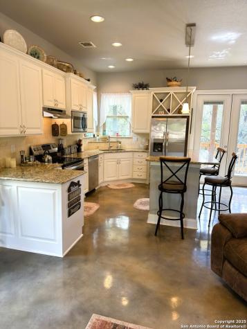 186 Lakeview Road Lakehills TX 78063