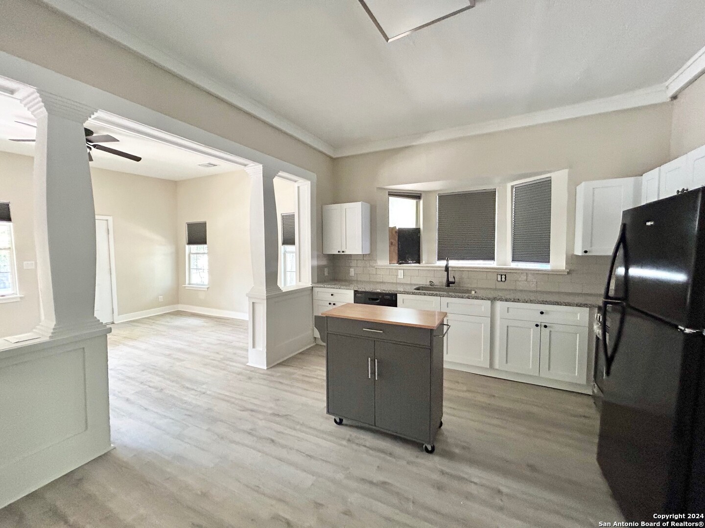 1135 W Ridgewood Court San Antonio TX 78201