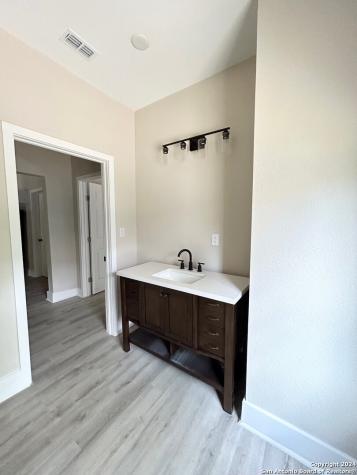 1135 W Ridgewood Court San Antonio TX 78201
