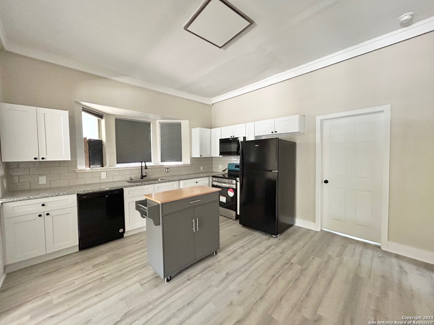 1135 W Ridgewood Court San Antonio TX 78201