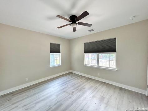 1135 W Ridgewood Court San Antonio TX 78201