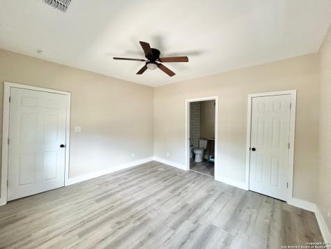 1135 W Ridgewood Court San Antonio TX 78201