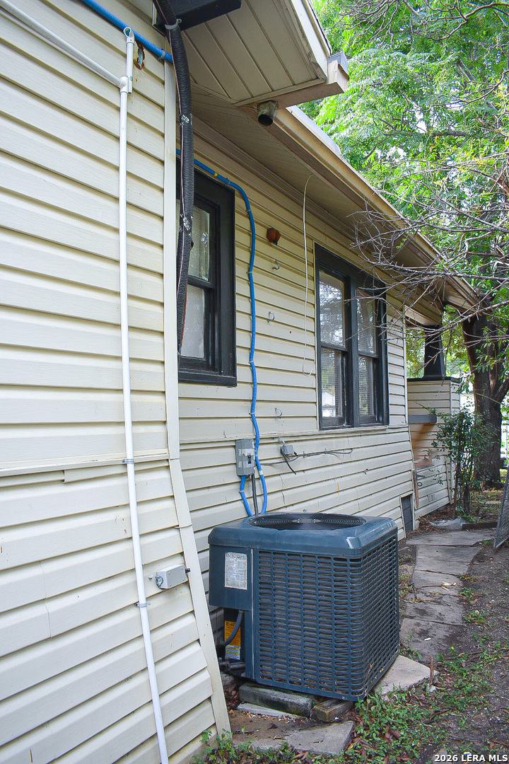 2246 E Houston Street San Antonio TX 78202