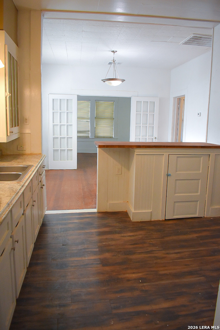 2246 E Houston Street San Antonio TX 78202