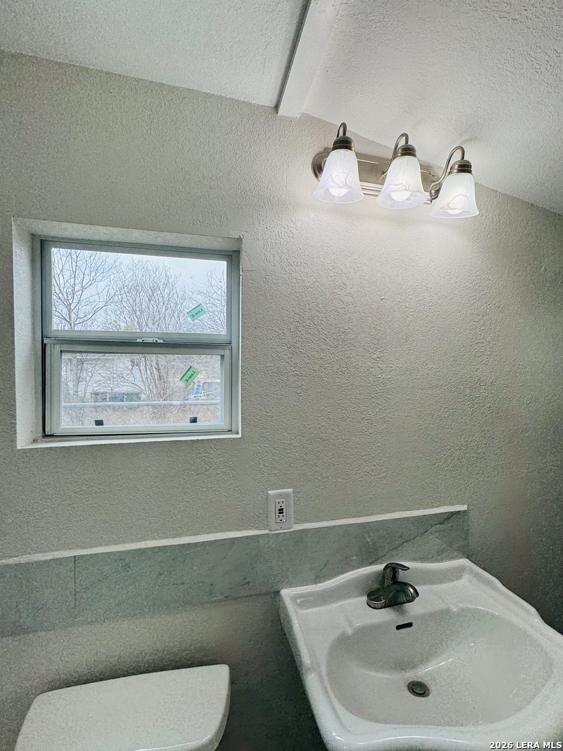 634 N San Joaquin San Antonio TX 78228