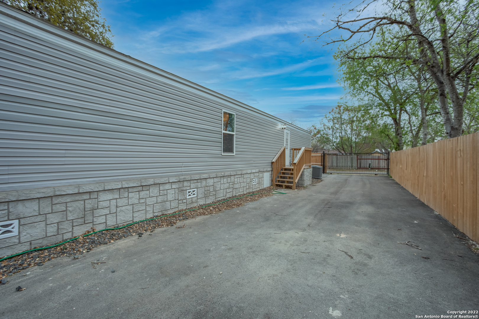 2204 Avenue K Hondo TX 78861