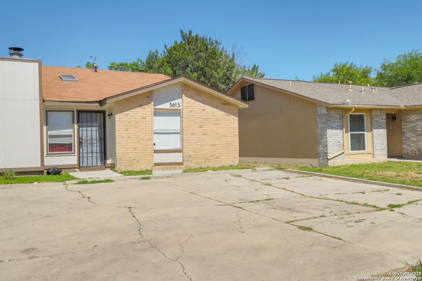 5613 Lochmoor San Antonio TX 78244