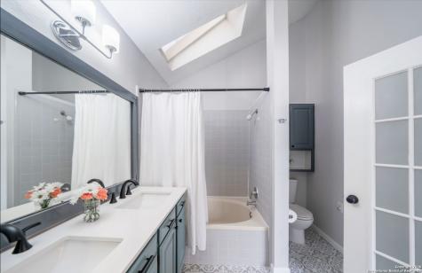 2435 Pendant Oak San Antonio TX 78232