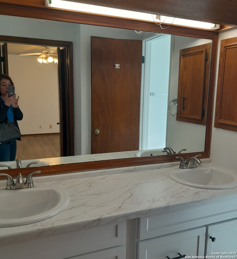 4202 W Shadow Oak Woods San Antonio TX 78249