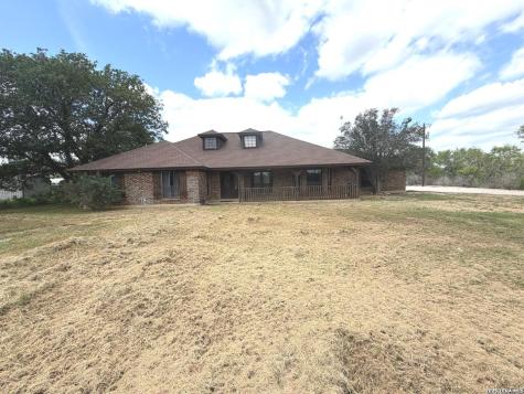 3590 County Road 5710 Devine TX 78016