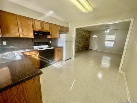 132 S Mansfield Street Pleasanton TX 78064