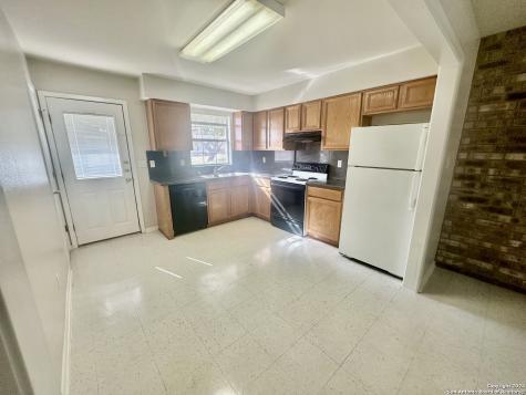 132 S Mansfield Street Pleasanton TX 78064