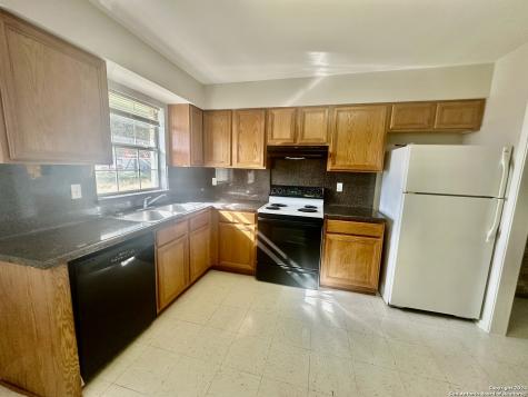 132 S Mansfield Street Pleasanton TX 78064
