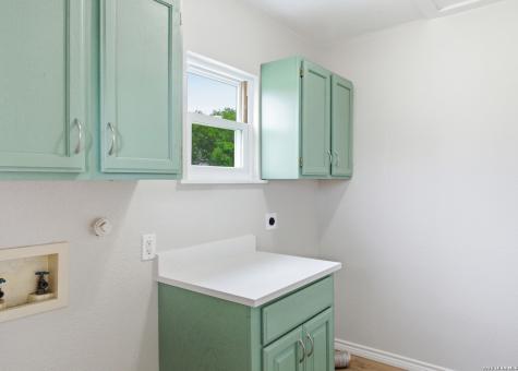 225 Avenue B Converse TX 78109
