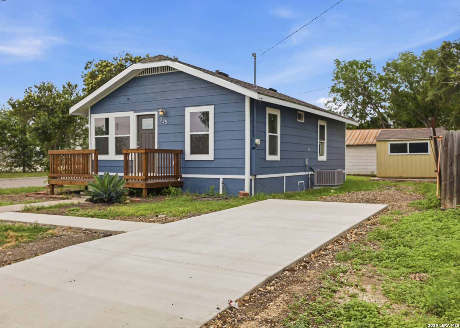 225 Avenue B Converse TX 78109