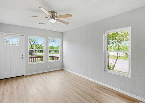 225 Avenue B Converse TX 78109