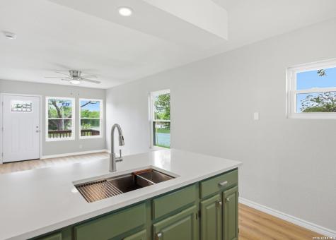 225 Avenue B Converse TX 78109