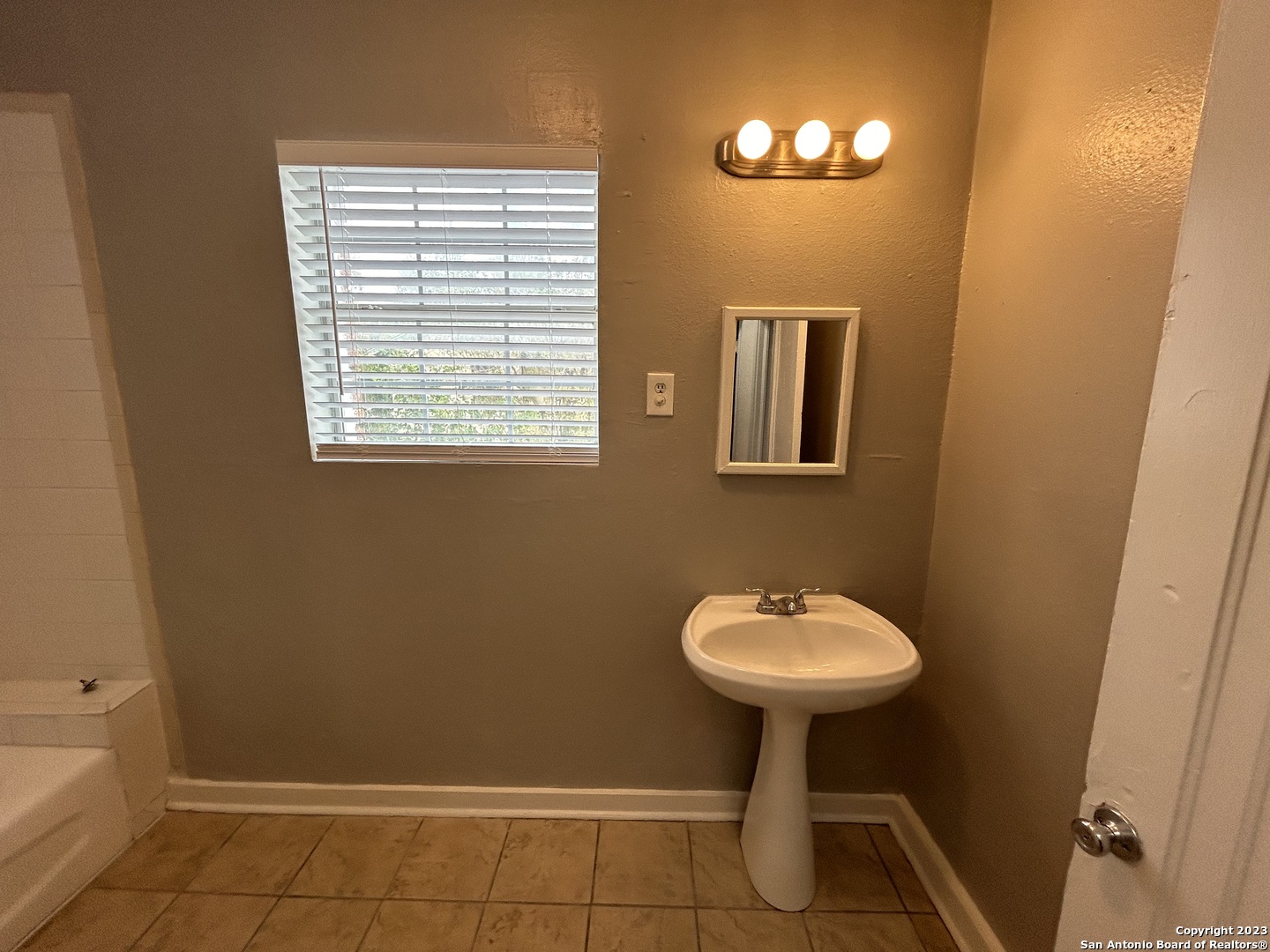 1409 W Woodlawn Avenue San Antonio TX 78201