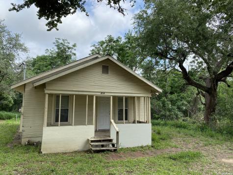 414 W Johnson Street Pleasanton TX 78064