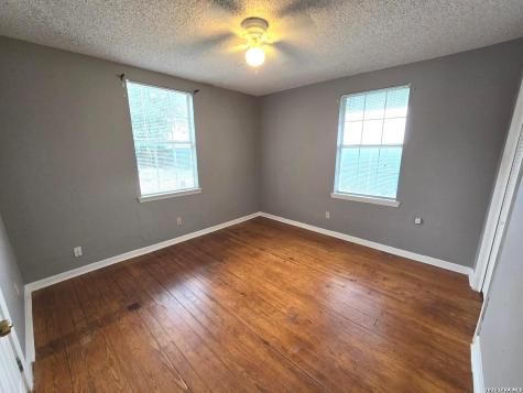 7965 E. 6th Street Somerset TX 78069