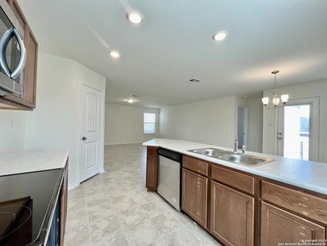 8405 Amistad Cove Converse TX 78109