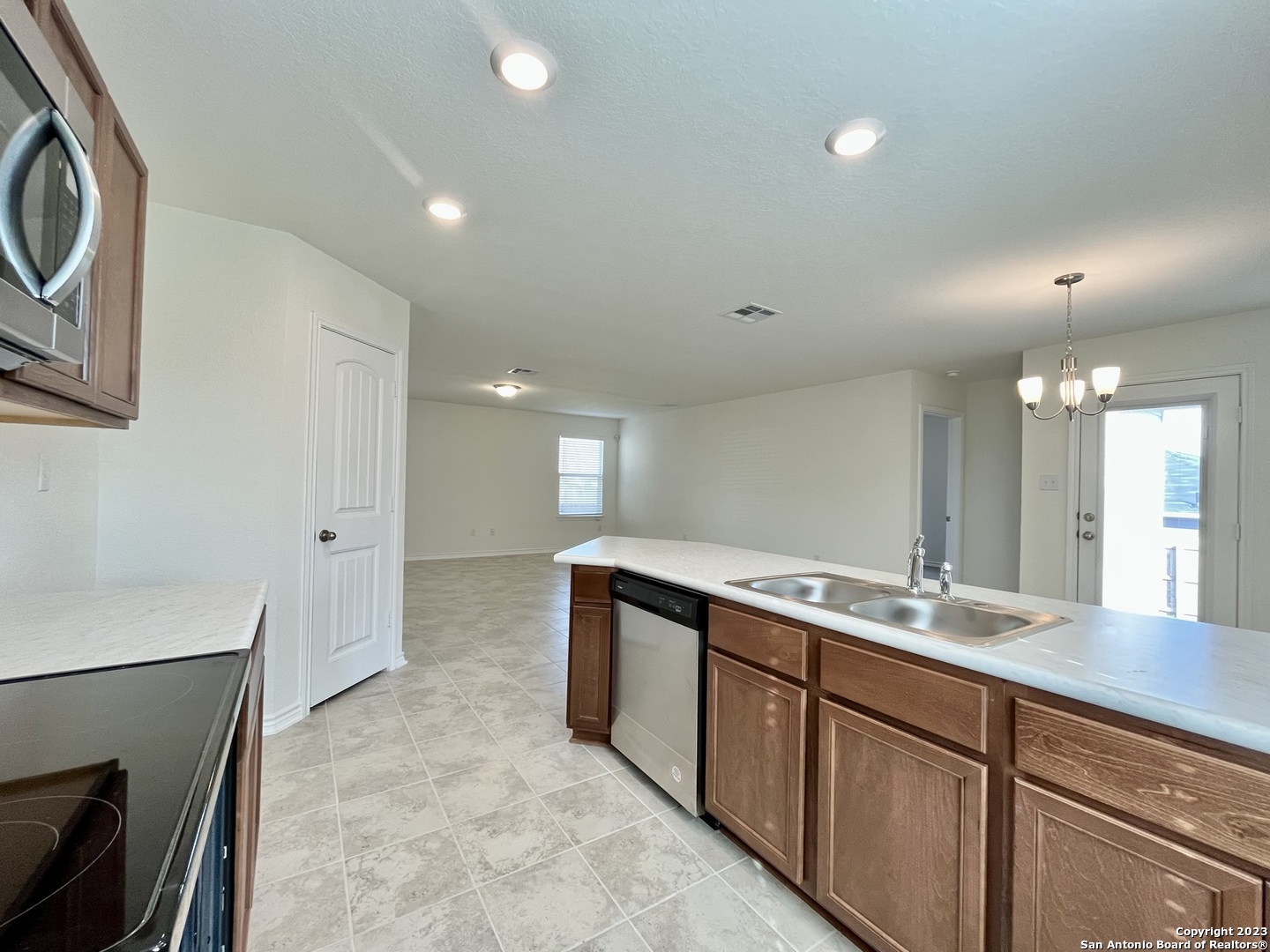 8405 Amistad Cove Converse TX 78109