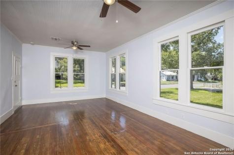 271 S Willow Avenue New Braunfels TX 78130