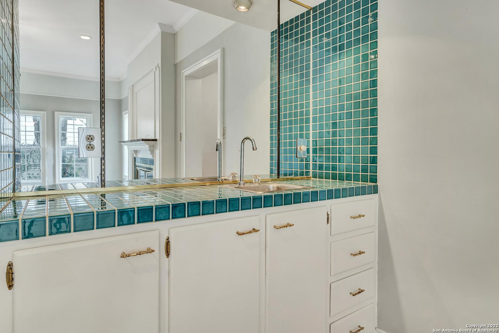 112 Cloverleaf Avenue Alamo Heights TX 78209