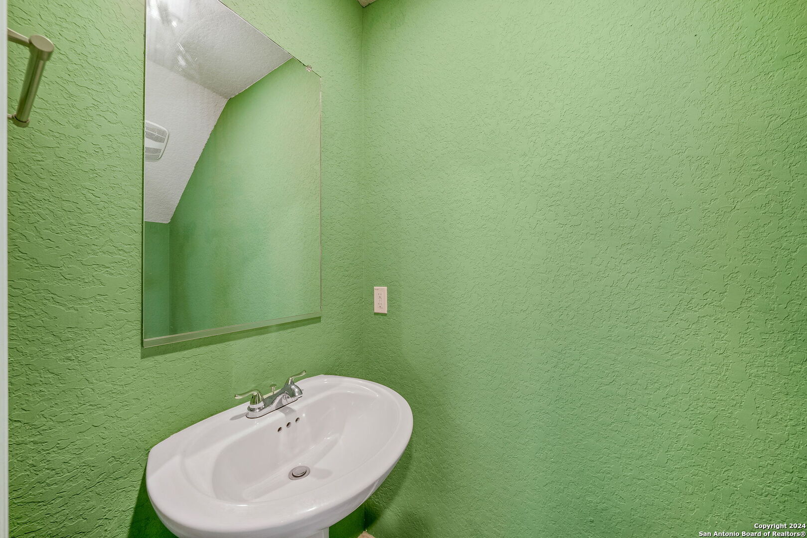 7058 Dominic Valley San Antonio TX 78242