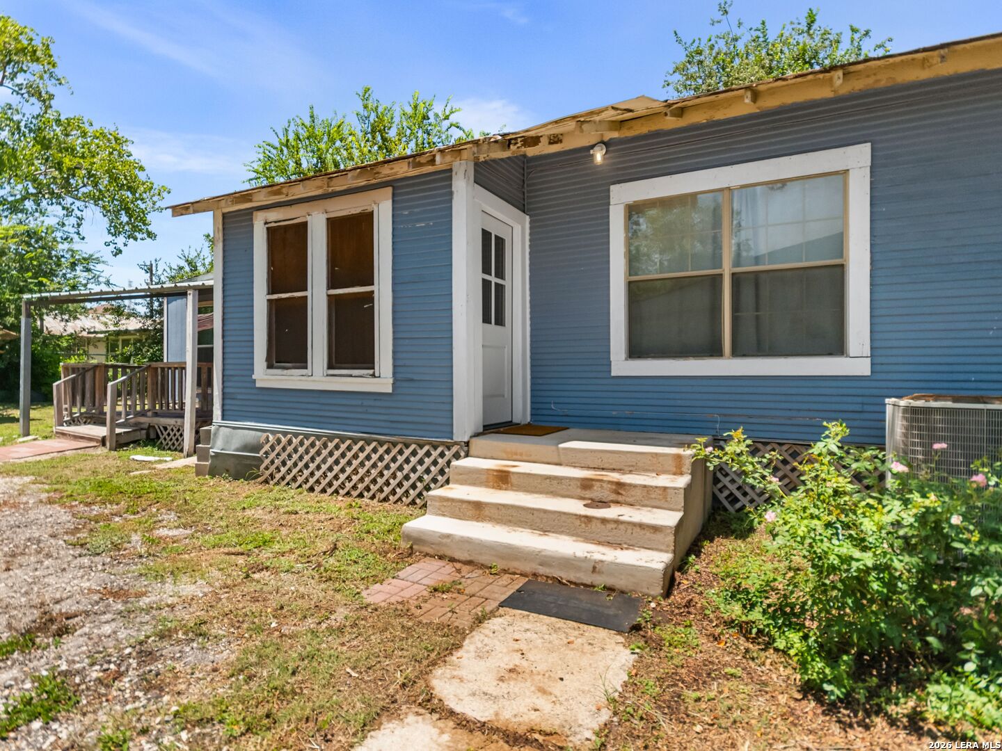 2213 N Flores Street San Antonio TX 78212