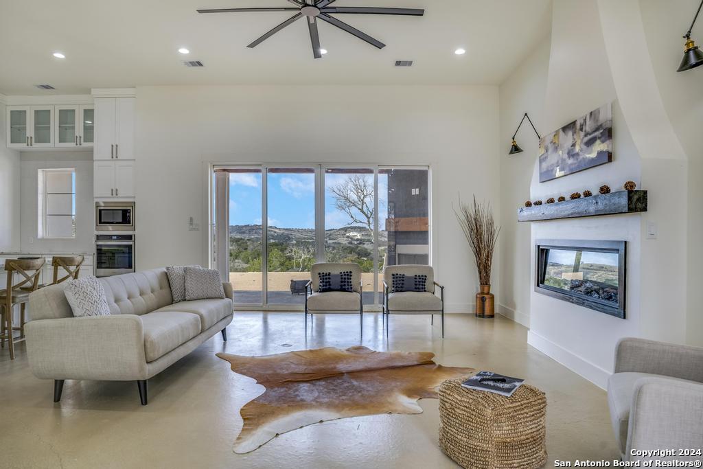585 N Scenic Hills Blanco TX 78606