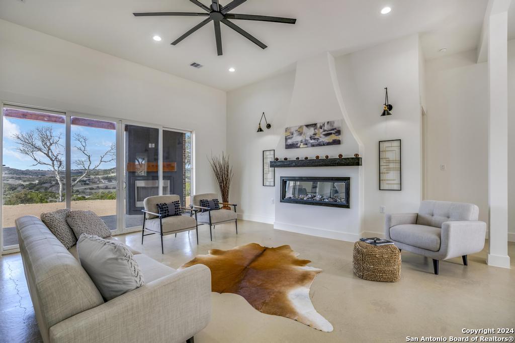 585 N Scenic Hills Blanco TX 78606