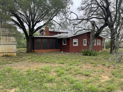 2279 N Highway 16 Jourdanton TX 78026