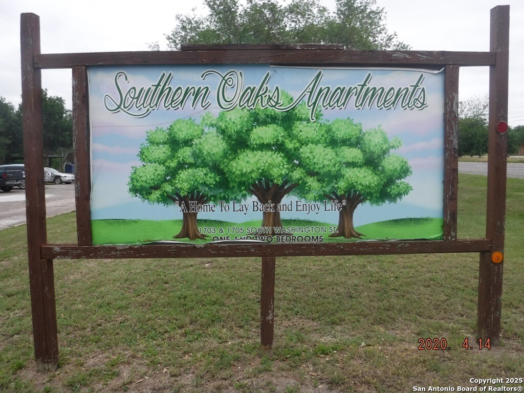 1703 S Washington Beeville TX 78102