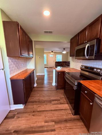 1310 South 4th Floresville TX 78114
