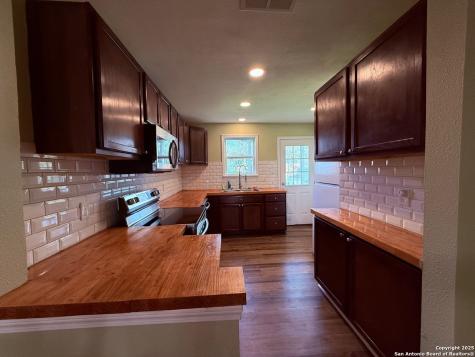 1310 South 4th Floresville TX 78114