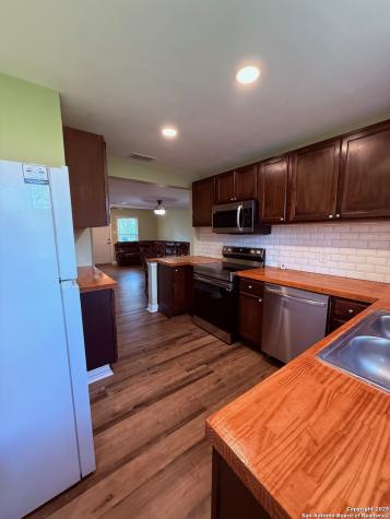 1310 South 4th Floresville TX 78114